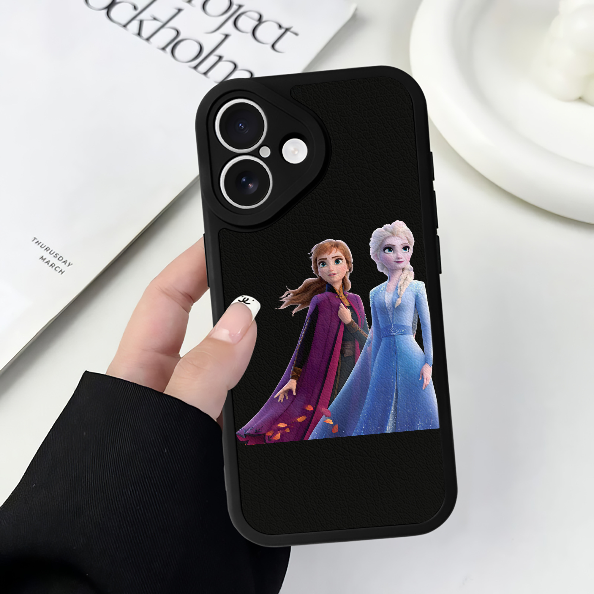 （画像用） アナと雪の女王 アンナ エルサ Frozen Anna Elsa 【iPhone 16シリーズ対応】シリコンスマホケース（レザー調） 材質：シリコン